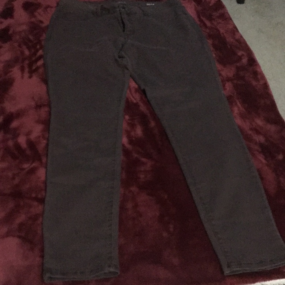 Dark brown jegging pants.